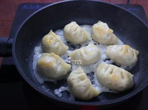 倒入锅中煎至冰花状，起锅即可。