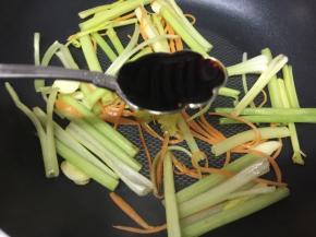 炒半分钟，加入酱油