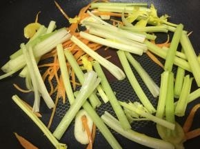 放入香芹