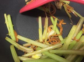 快速翻炒均匀、炒半分钟