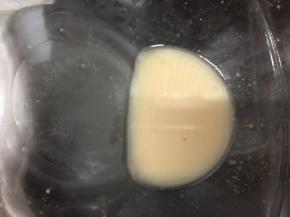 调制好淀粉水，碗里加入淀粉，加入水，搅拌均匀