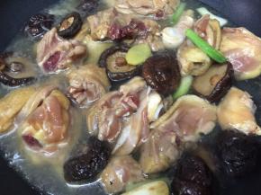 倒入没过材料一半的水，盖上锅盖转大火焖煮