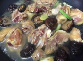 倒入没过材料一半的水，盖上锅盖转大火焖煮