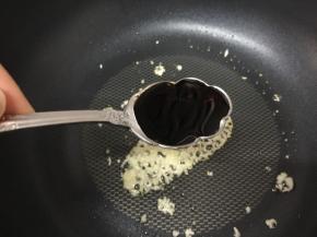 爆香后加入酱油