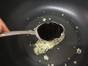 爆香后加入酱油