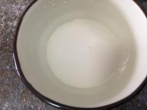 蒸素菜卷时准备淀粉水，一小碗放入淀粉，加入水，搅拌均匀