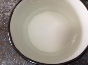 蒸素菜卷时准备淀粉水，一小碗放入淀粉，加入水，搅拌均匀