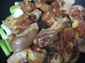 倒入腌制好的鸡腿块，炒至表面有点变白