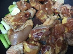 倒入腌制好的鸡腿块，炒至表面有点变白