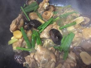 加入葱叶，翻炒均匀即可装盘食用了～