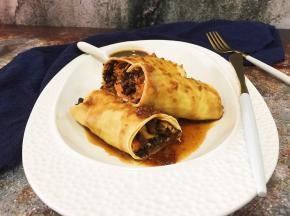 然后把蒸熟的素菜卷码到盘子里，淋上芡汁即可食用