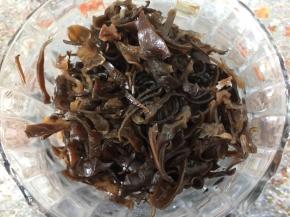 木耳用热水泡发后沥水切丝