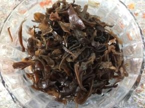 木耳用热水泡发后沥水切丝