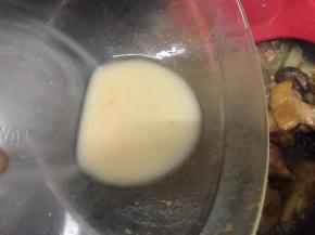 香菇鸡腿焖煮至鸡腿熟透了，大概8分钟，加入淀粉水，翻拌均匀