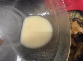 香菇鸡腿焖煮至鸡腿熟透了，大概8分钟，加入淀粉水，翻拌均匀
