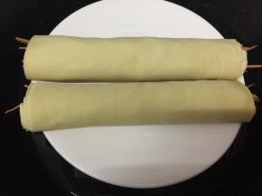 卷好后放到盘里，入锅大火蒸8分钟