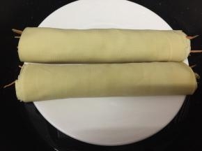 卷好后放到盘里，入锅大火蒸8分钟