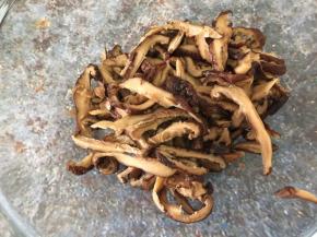 香菇用热水泡发后沥干水切丝
