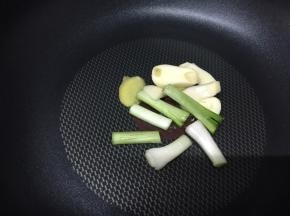 中火，热锅冷油，加入蒜头、姜片、葱白爆香