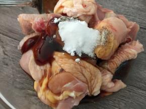 鸡腿切块，加入酱油、蚝油、胡椒粉、玉米淀粉、砂糖