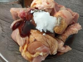 鸡腿切块，加入酱油、蚝油、胡椒粉、玉米淀粉、砂糖