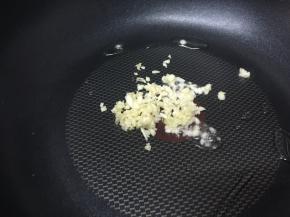 小火，热锅冷油，加入蒜末