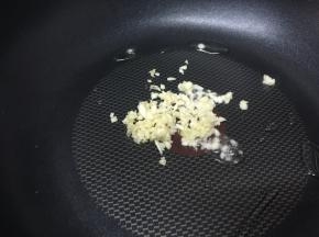 小火，热锅冷油，加入蒜末