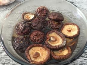 香菇用开水泡软后沥干水