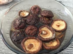 香菇用开水泡软后沥干水