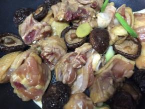 加入香菇，翻炒均匀