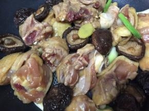 加入香菇，翻炒均匀