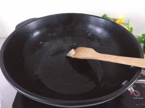 锅洗干净，干烧热加入猪油