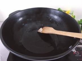 锅洗干净，干烧热加入猪油