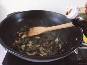 加入适量的生抽