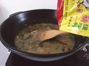 加入一碗水，加入适量的鸡精