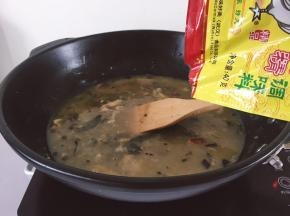 加入一碗水，加入适量的鸡精