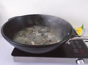 锅里放水烧热后加入羊杂