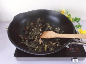 加入沥干后的羊杂，翻炒片刻