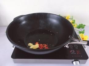 将切好的生姜片放入，红尖椒放入爆香