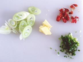 将生姜洗净后切片，大葱洗净后切片，小葱洗净后切末，红尖椒切段