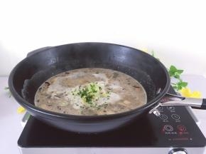 煮开后，小火慢煮，25分钟，加入大葱，葱花