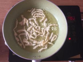 油7成热时一根根放入开始炸；