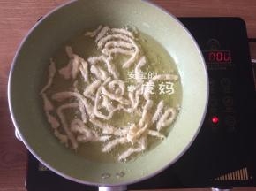 油7成热时一根根放入开始炸；