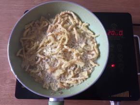 再一起倒入热油中复炸一次，炸至表面呈金黄色即可；