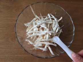 杏鲍菇洗净手撕成丝，加入适量盐抓匀腌制10来分钟，以去除多余的水分；