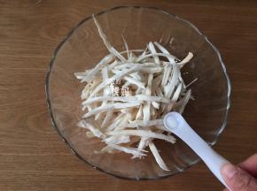 杏鲍菇洗净手撕成丝，加入适量盐抓匀腌制10来分钟，以去除多余的水分；