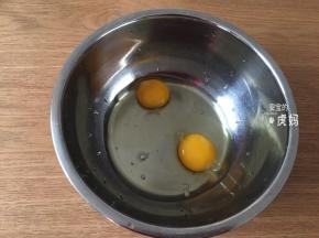 碗里打入2个鸡蛋；