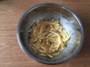 倒入面糊中搅拌均匀挂糊；