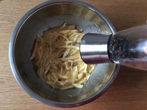 撒适量黑胡椒粉搅拌均匀；