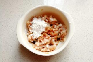 肉末中加入适量盐，料酒，生抽和淀粉拌均匀腌制一小会儿